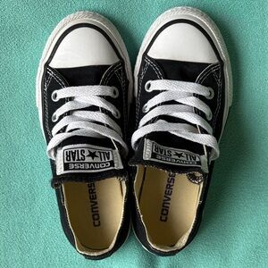 NWOT. Kids Converse Classic Black and White Low-Tops. Size 11 toddler